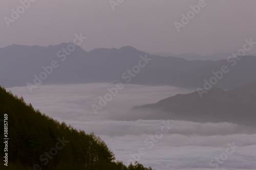 雲海と山並み © Paylessimages