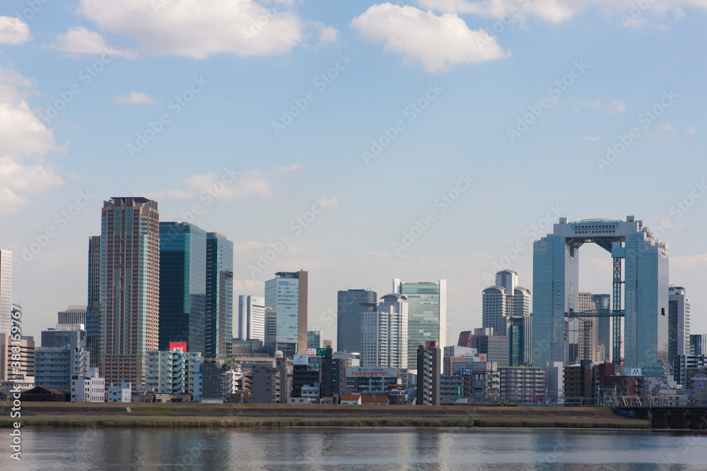 Naklejka premium 淀川河川敷より大阪のビル群