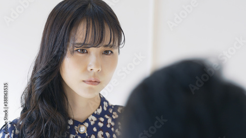 Photos 悲しい顔で見つめ合うカップル