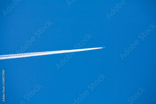 飛行機雲 © Paylessimages