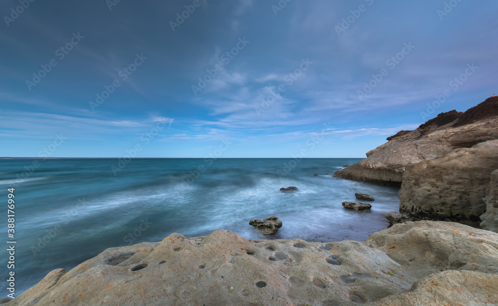 Playa serena con rocas Playa serena con rocas