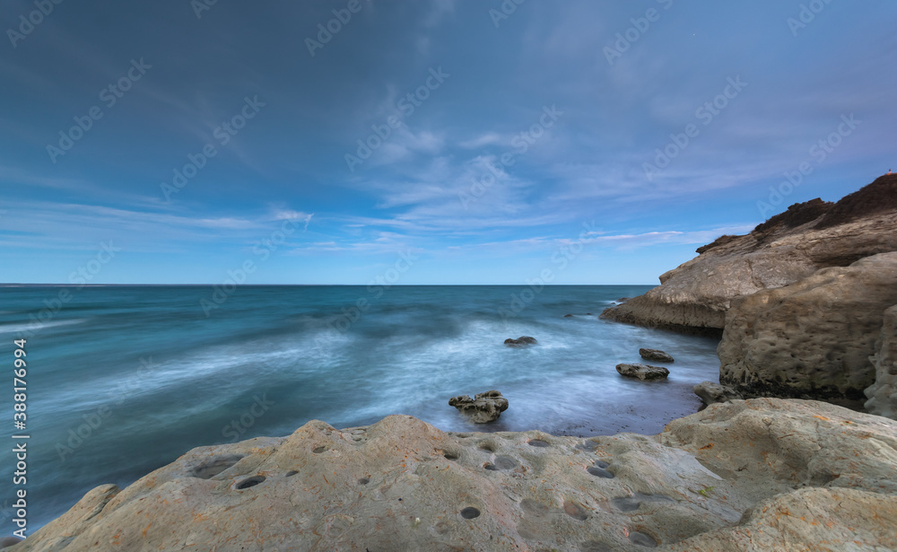 Playa serena con rocas