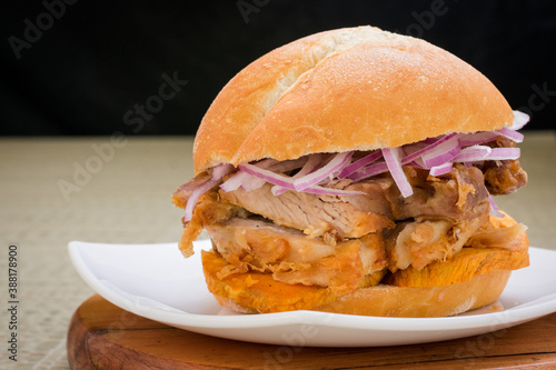 Pan con chicharron, camote y cebolla