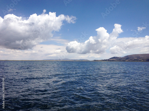Nubes sobre el lago Titicaca