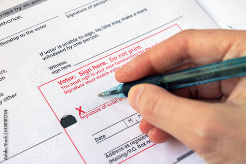 Fotografie Closeup voter signing ballot envelope