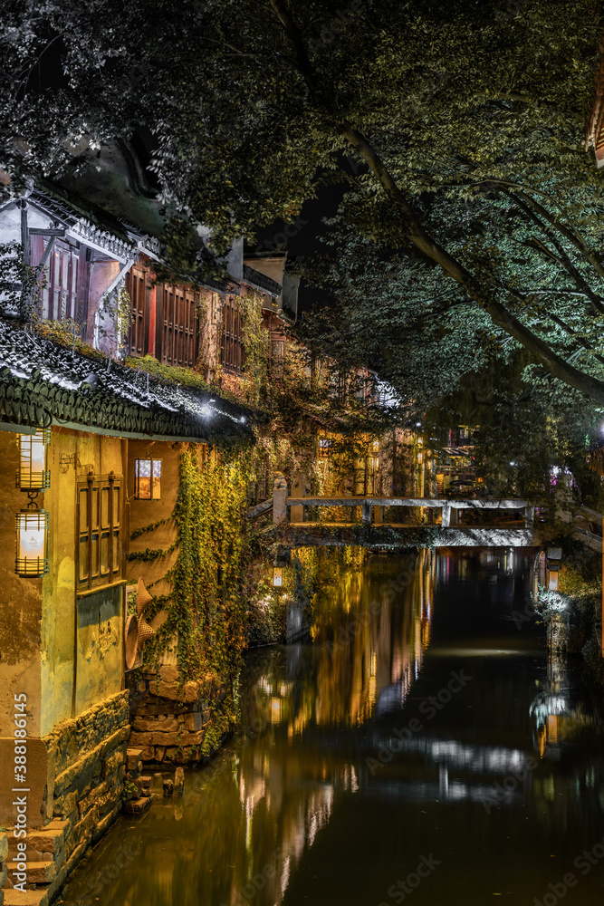 Obraz premium Night view of the river and architecture in Zhouzhuang, an ancient Chinese village in Jiangsu province, China.
