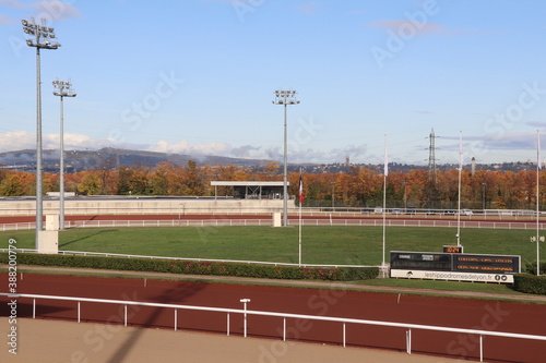 Hippodrome Luon La Soie, vue sur les pistes de course de l'hippodrome, ville de Vaulx en Velin, département du Rhône, France