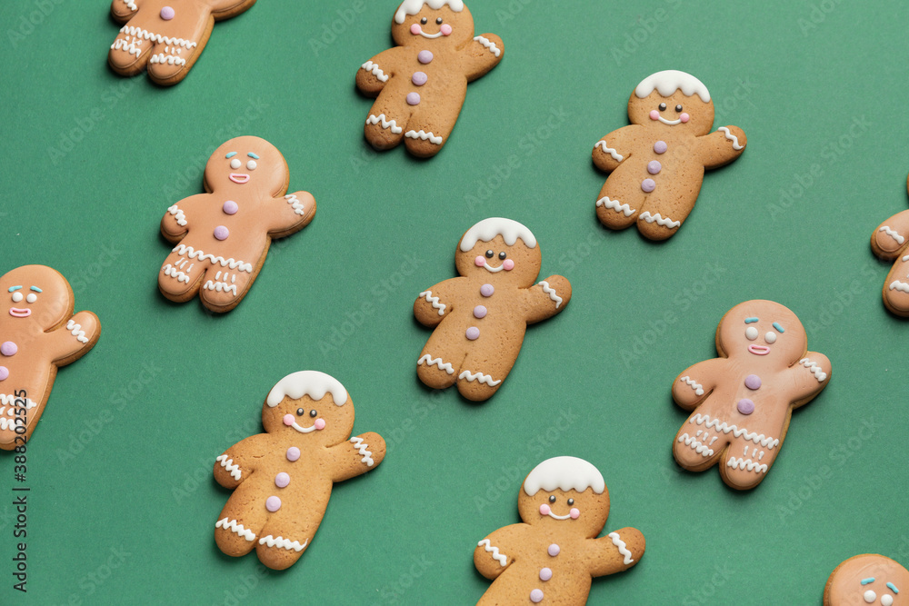 Fototapeta premium Tasty gingerbread cookies on color background