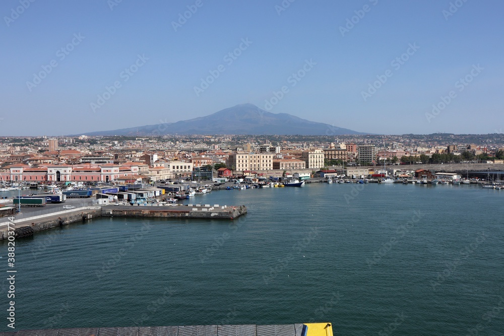 Catania - Il porto dal traghetto in arrivo
