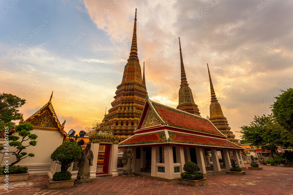 Obraz premium Wat Pho Temple or Wat Phra Chetuphon in Bangkok, Thailand