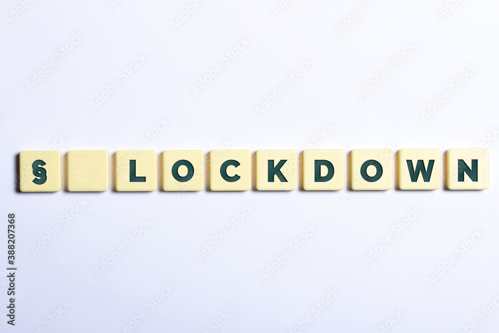 Lockdown 2.0 in Buchstaben auf weißem Hintergrund mit Paragraph Zeichen Lockdown 2.0 in Buchstaben auf weißem Hintergrund mit Paragraph Zeichen