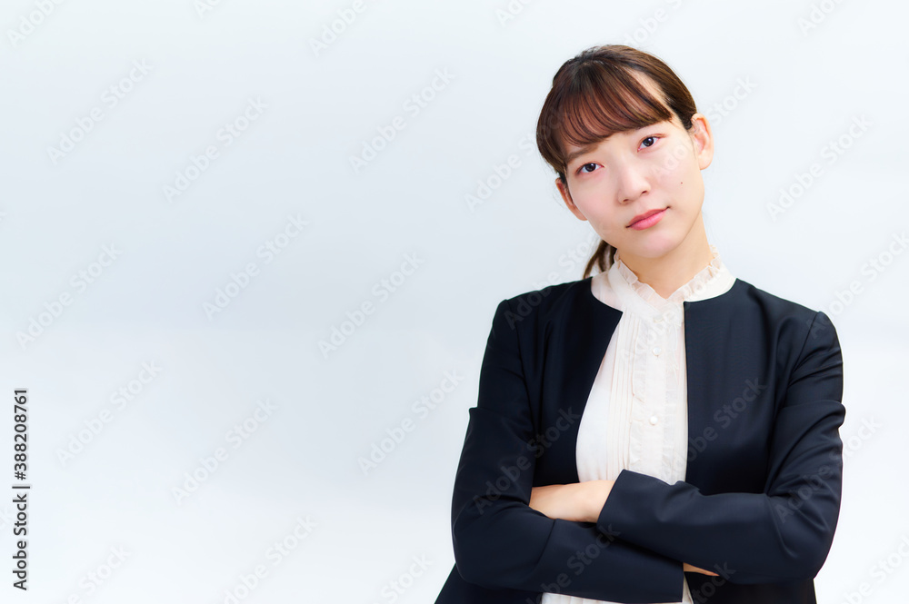 スーツを着た女性