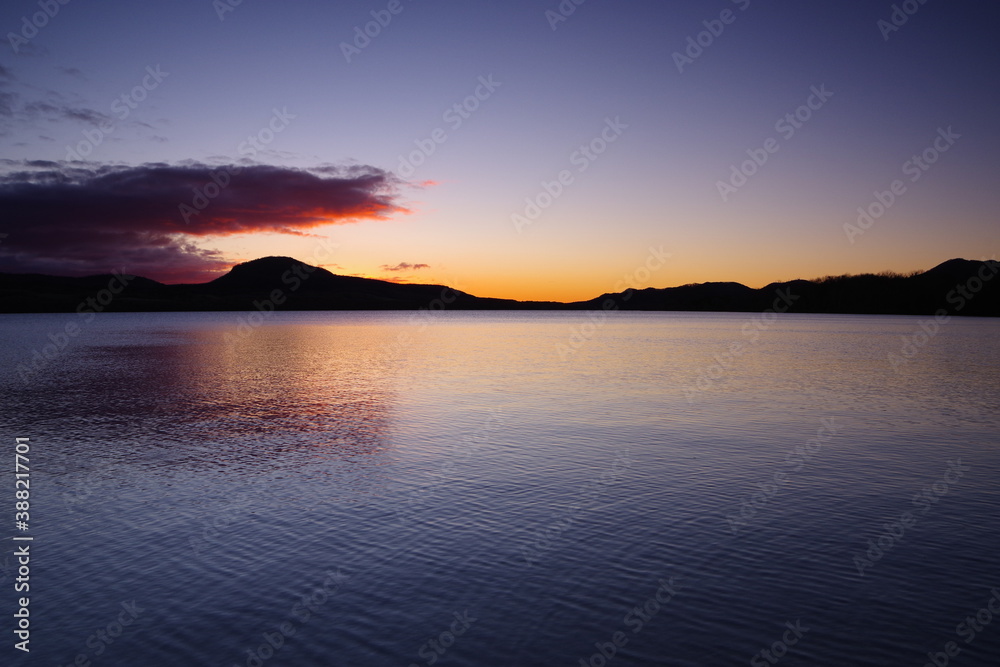夜明けの屈斜路湖。湖面に映る美しい朝の空。