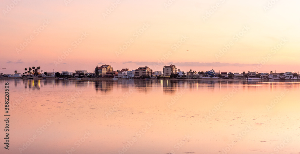 Obraz premium Vila perto de lago