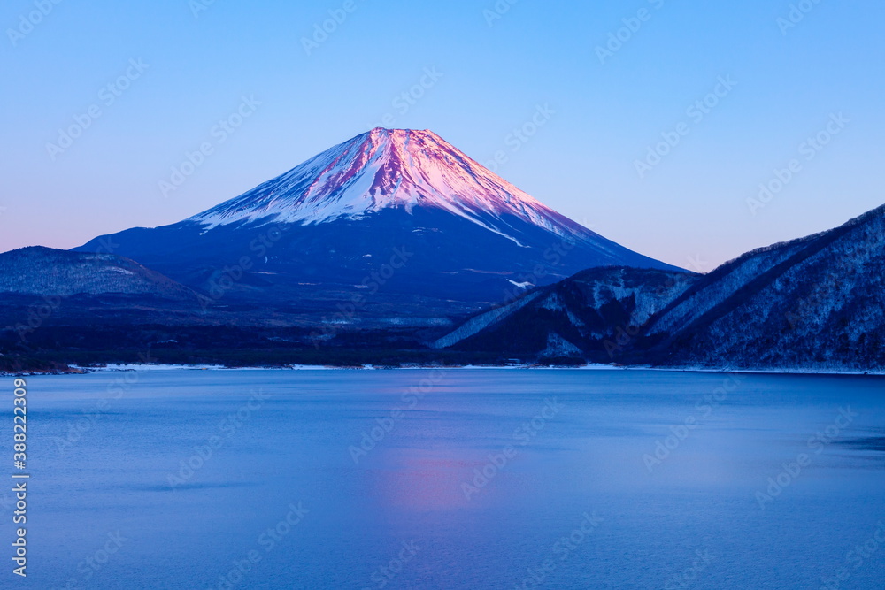 富士山と冬の本栖湖　山梨県身延町にて