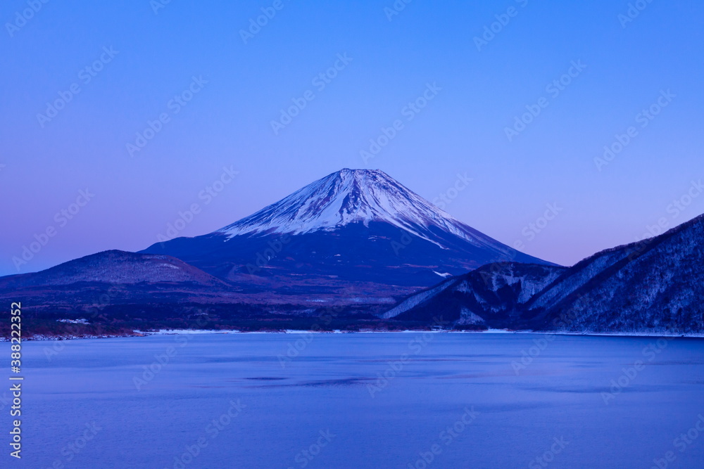 富士山と冬の本栖湖　山梨県身延町にて