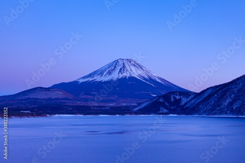 富士山と冬の本栖湖 山梨県身延町にて