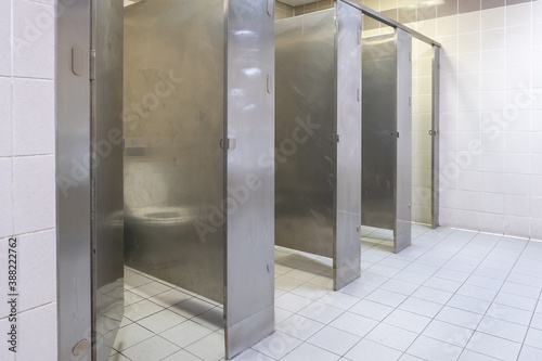 Fényképezés public toilet stainless steel door