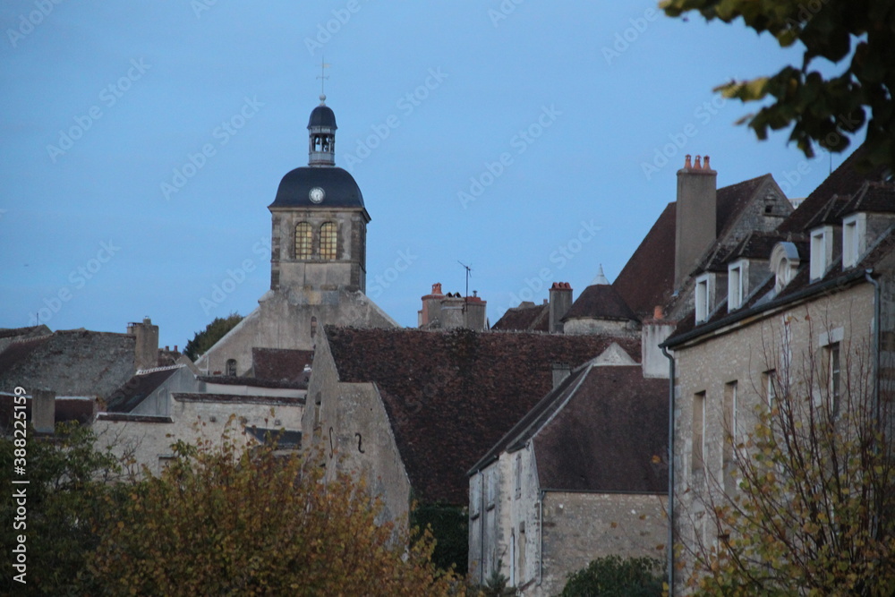 Rues de Vezelay à la tombée du jour Rues de Vezelay à la tombée du jour
