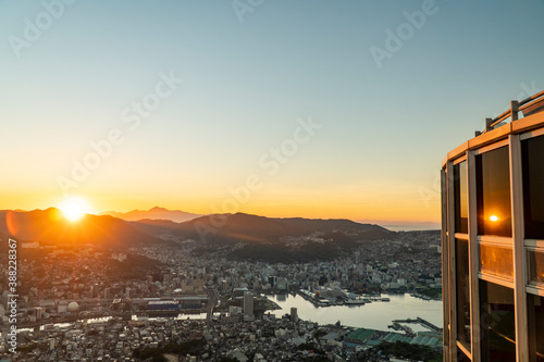 長崎県長崎市　夜明けの稲佐山展望台から望む風景 © SHIMA