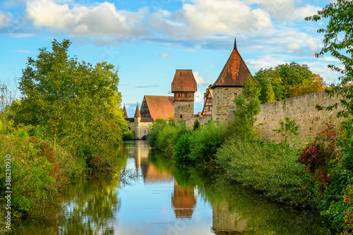 Stadtmauer und Wassergraben der Stadt Dinkelsbühl im Herbst.