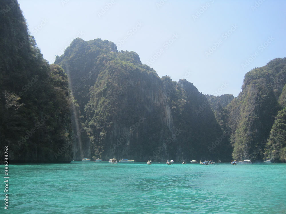 Obraz premium The beautiful beaches and limestone cliffs on Phi Phi island in Thailand
