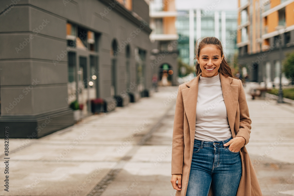 Fototapeta premium Standing in the middle of city center.