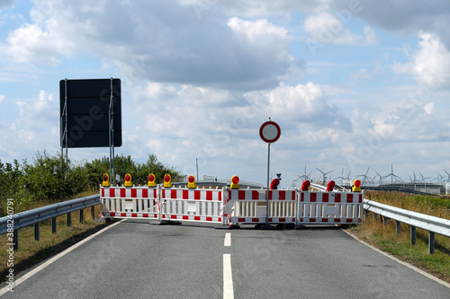 Gesperrte Umgehungsstraße bei Esens-Bensersiel in Niedersachsen an der Nordseeküste - Stockfoto