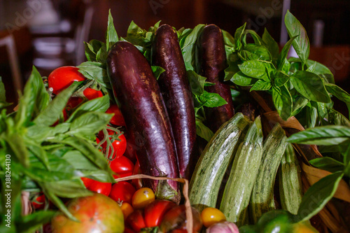Melanzane, zucchine, pomodori e basilico fresco