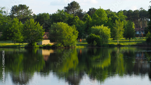 Cadre idyllique printanier aux abords d'un étang, dans un village des Landes de Gascogne © Anthony
