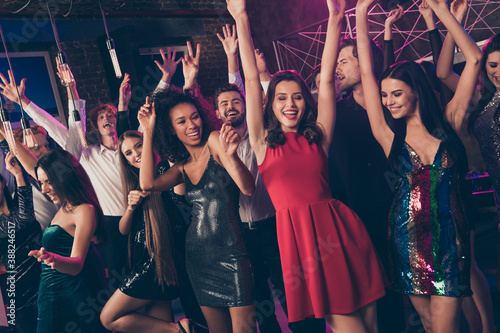 Photo portrait of happy people with raised hands at party