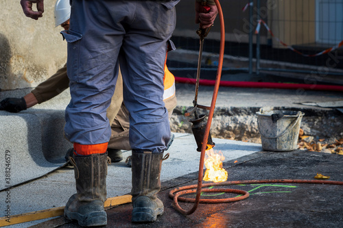 ouvrier utilisant un chalumeau