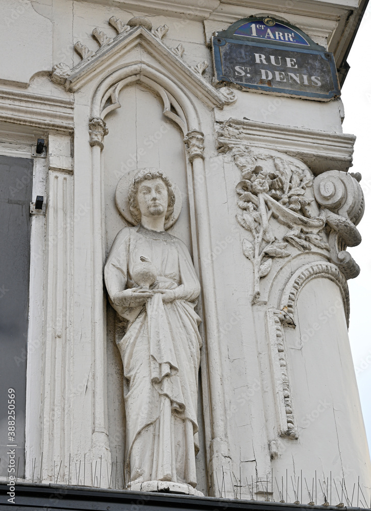 Statue de Saint Denis Rue Saint Denis  à Paris