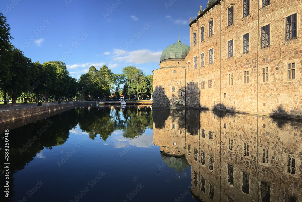 Obraz premium The former royal castle of Vadstena at Lake Vattern