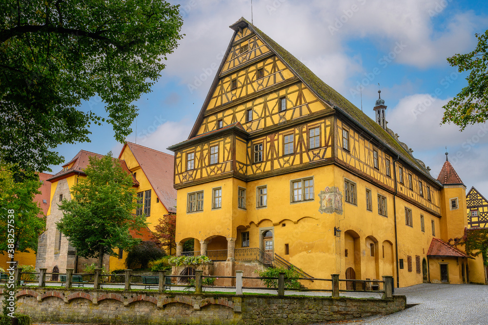 Wunderschöne Fachwerkfassade eines alten Hauses in der Altstadt von Dinkelsbühl.