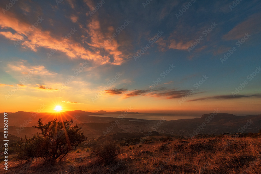 Vista panoramica sul golfo di Castellammare al tramonto dalle campagne di Romitello, Sicilia	