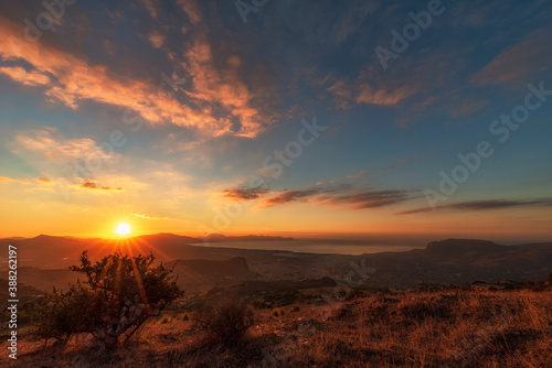 Vista panoramica sul golfo di Castellammare al tramonto dalle campagne di Romitello, Sicilia	