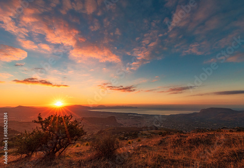 Vista panoramica sul golfo di Castellammare al tramonto dalle campagne di Romitello, Sicilia 