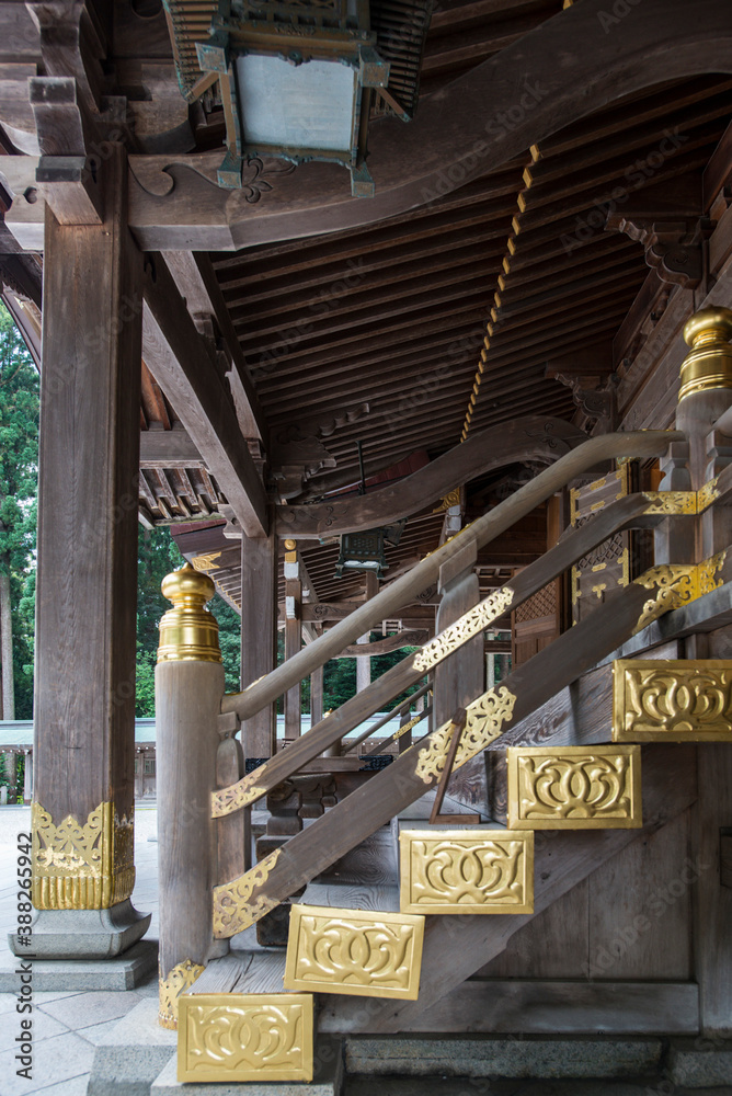 彌彦神社拝殿階段横からの構造