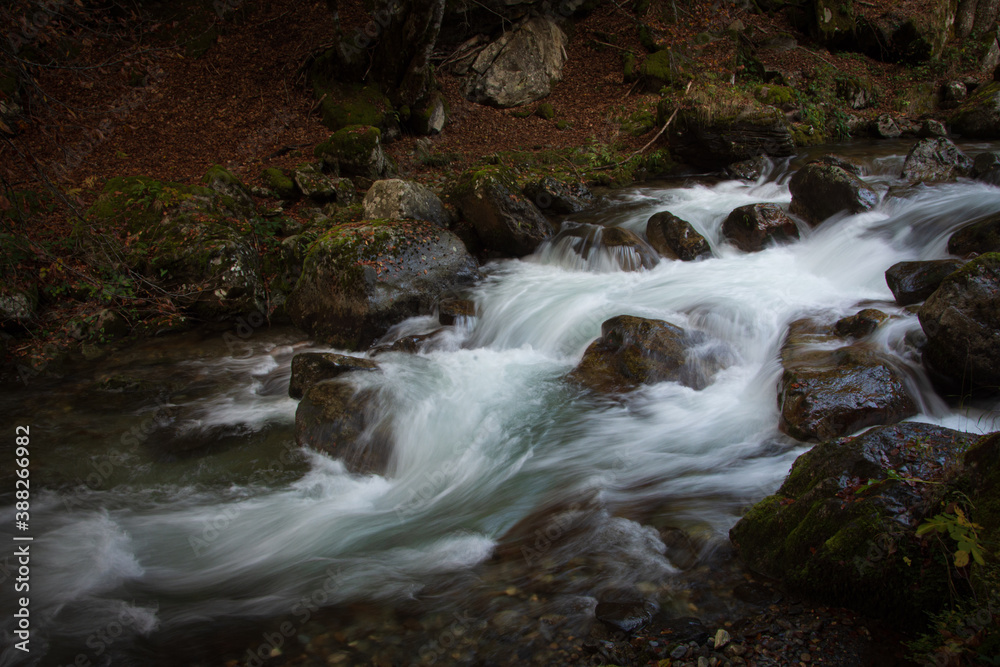 Cascade dans la Vallée d'Orlu en Ariège - Pyrénées Cascade dans la Vallée d'Orlu en Ariège - Pyrénées
