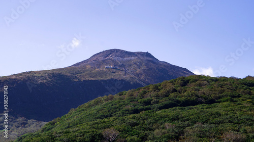 ロープウェイの山頂駅が見える那須岳（茶臼岳）／日光国立公園（栃木県那須町）