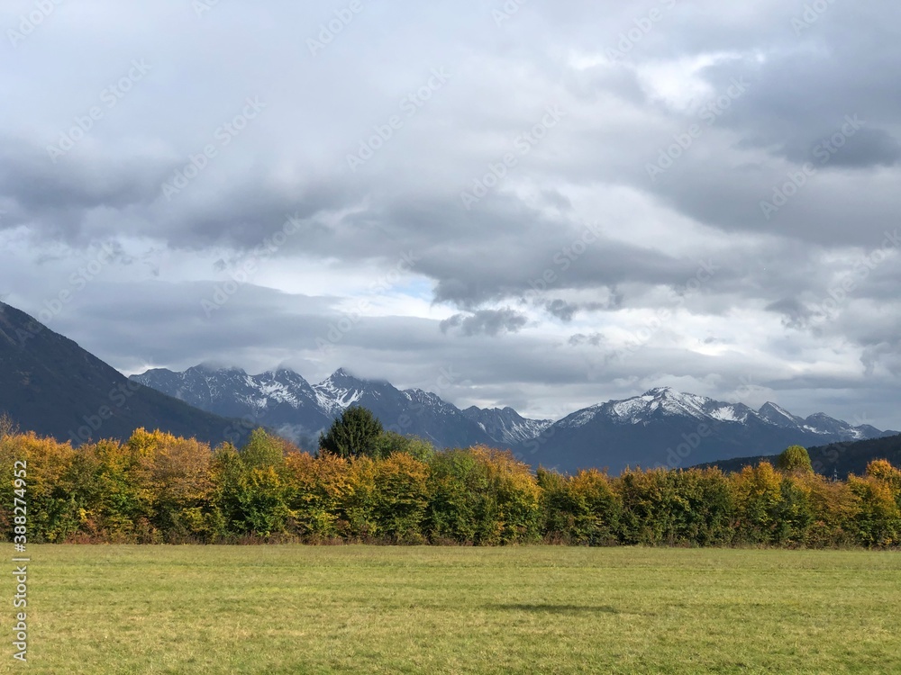 Naklejka premium Montañas