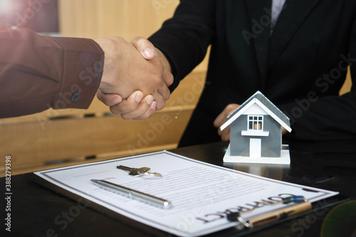 Buyers and real estate agents have agreed to buy and sell by holding hands to rent or buy a house after the documents have been signed within the office.