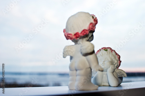 the plot of a declaration of love from ceramic figures of angels