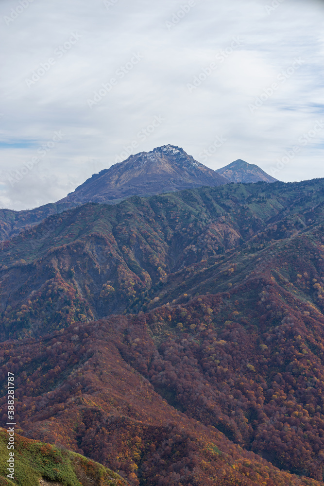 百名山に挑戦　秋の紅葉登山 
(日本 - 新潟 - 雨飾山)	
