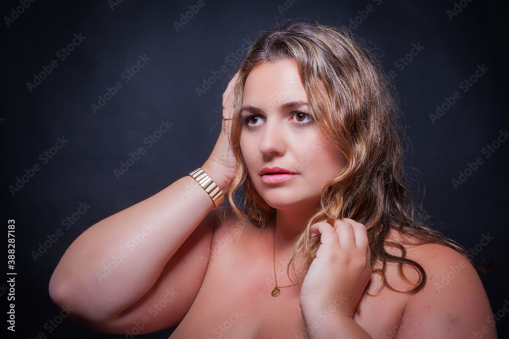 Bildnis einer schönen dicken Frau mit großen Brüsten. blondes Model mit Übergewicht.