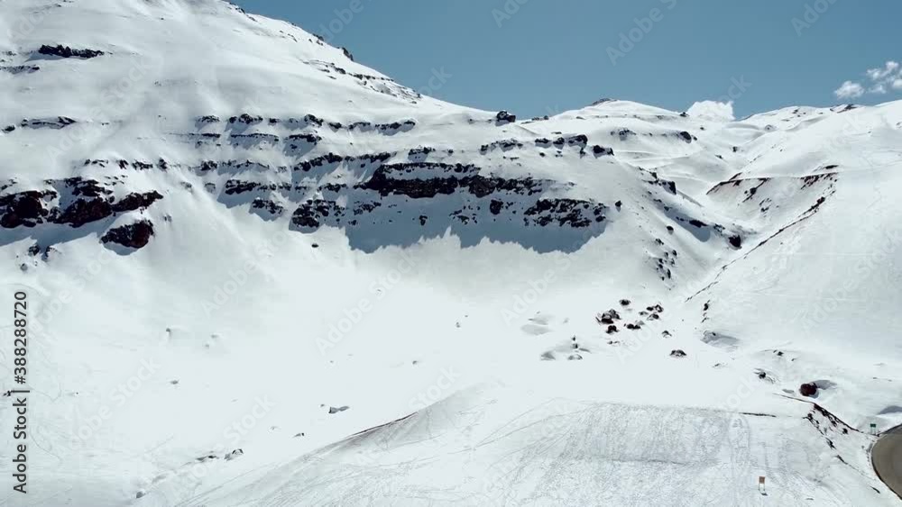 Vista en movimiento hacia atrás de la cordillera de los andes Valle Nevado
