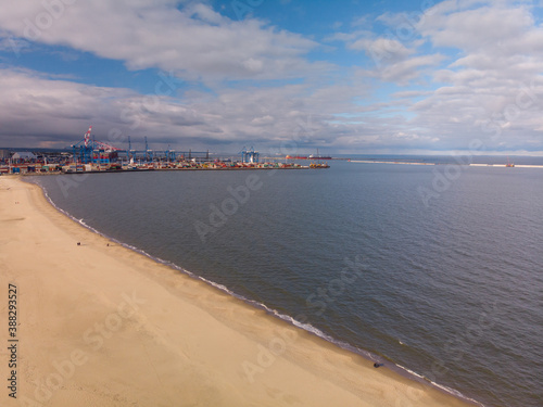 Obraz na płótnie Port w Gdańsku -terminal kontenerowy przy plaży w Stogach/Gdansk harbour- the container terminal near Stogi beach, Pomerania, Poland w salonie