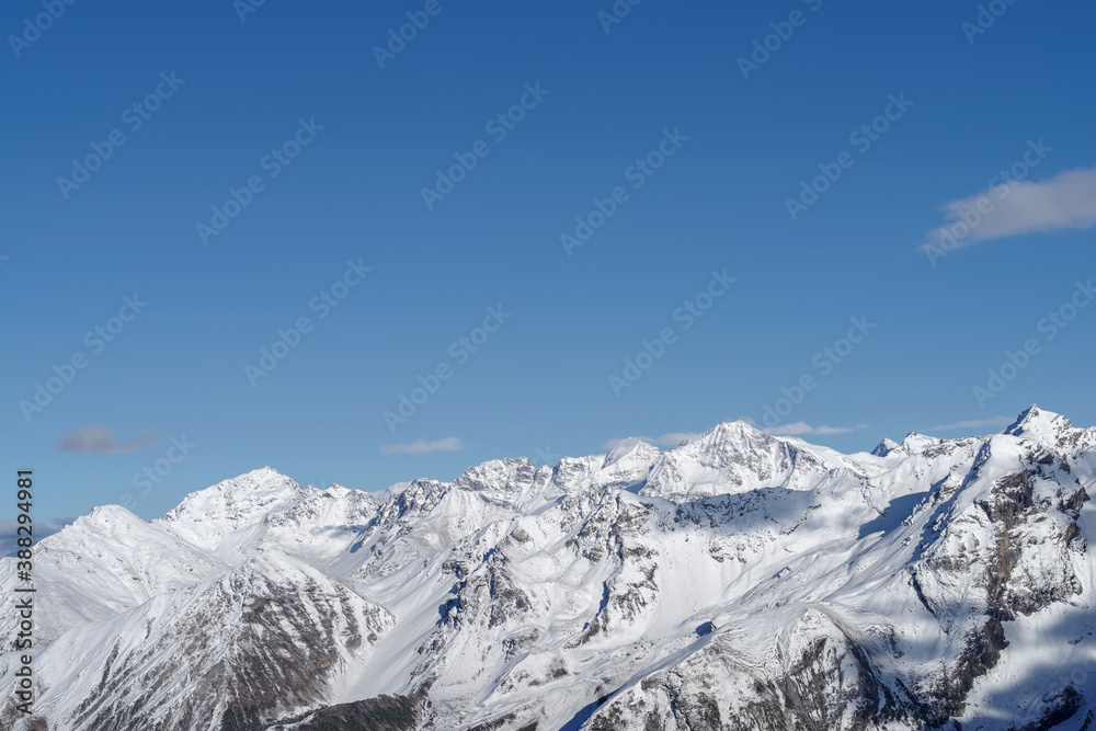 Obraz premium Scenic view of snowcapped mountains against sky