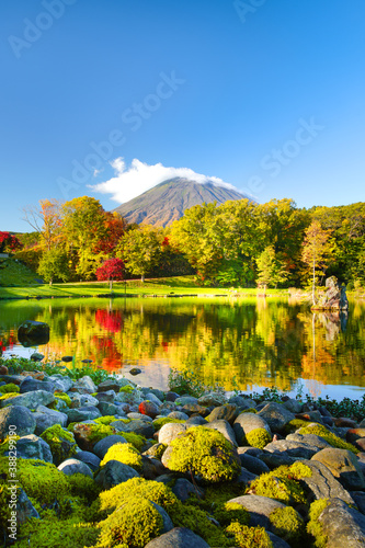 北海道虻田郡京極町・秋、紅葉真っ盛りのふきだし公園の池に写る、羊蹄山
